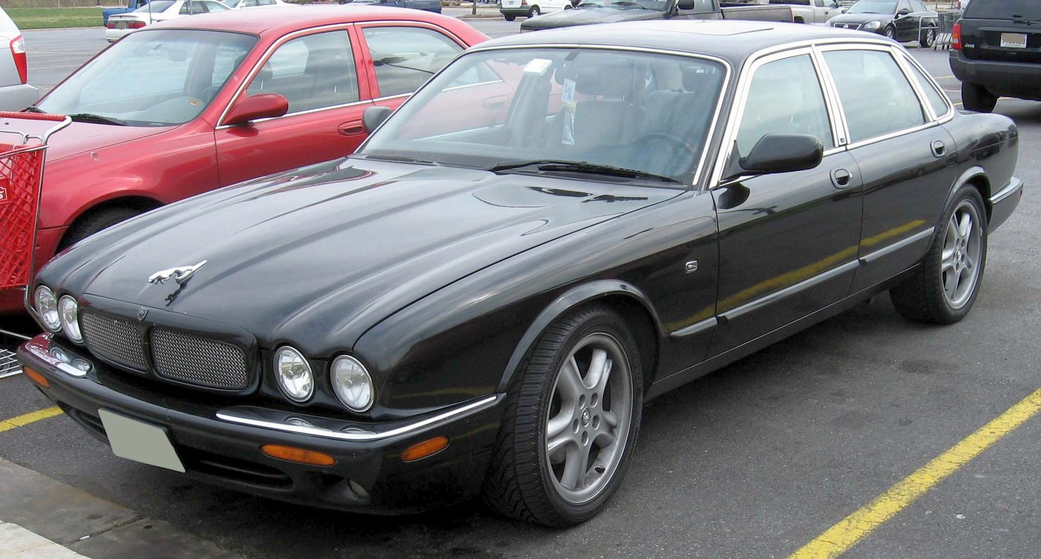 Jaguar XJR: 9 фото