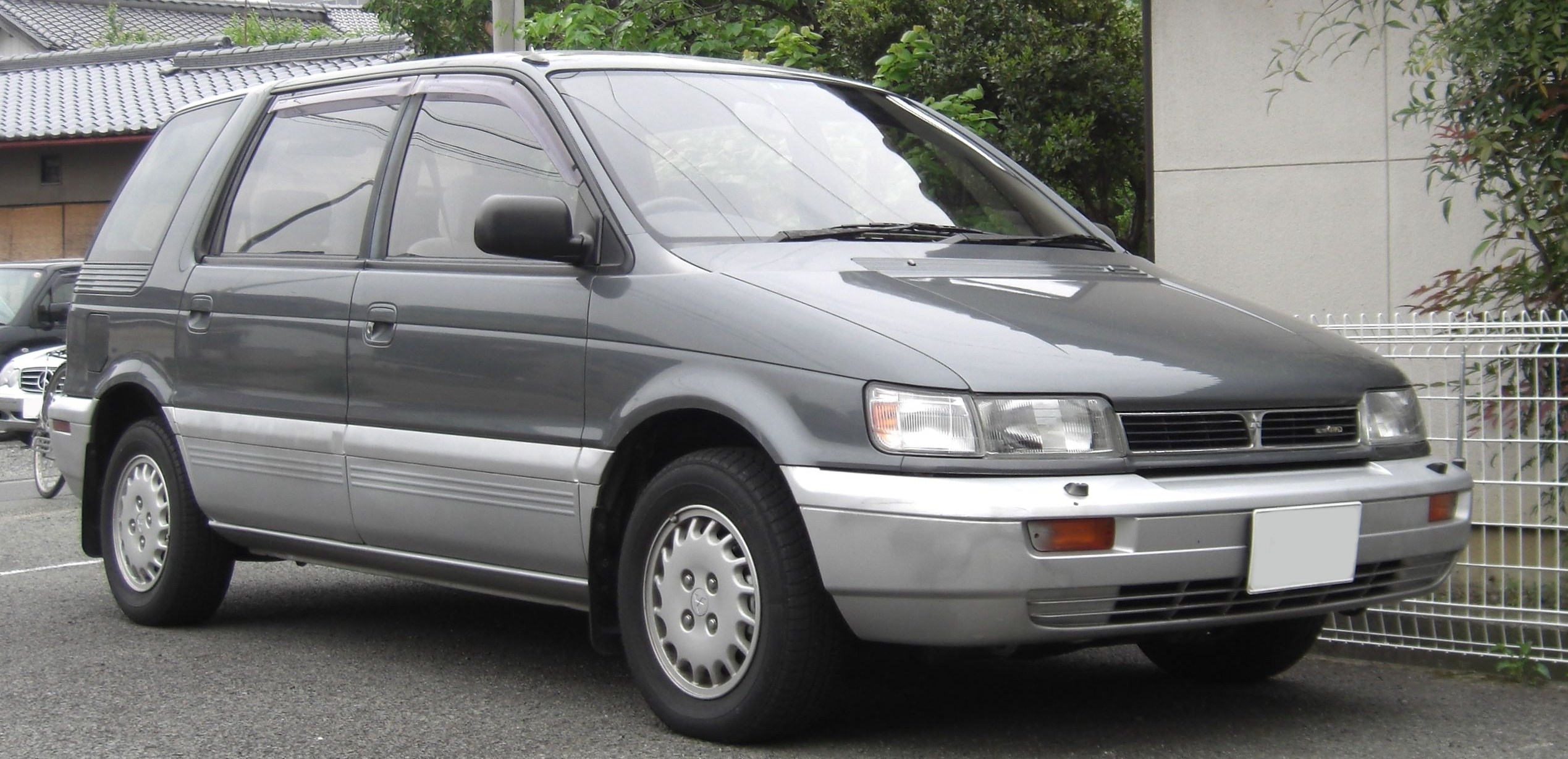 Mitsubishi Chariot: 8 фото