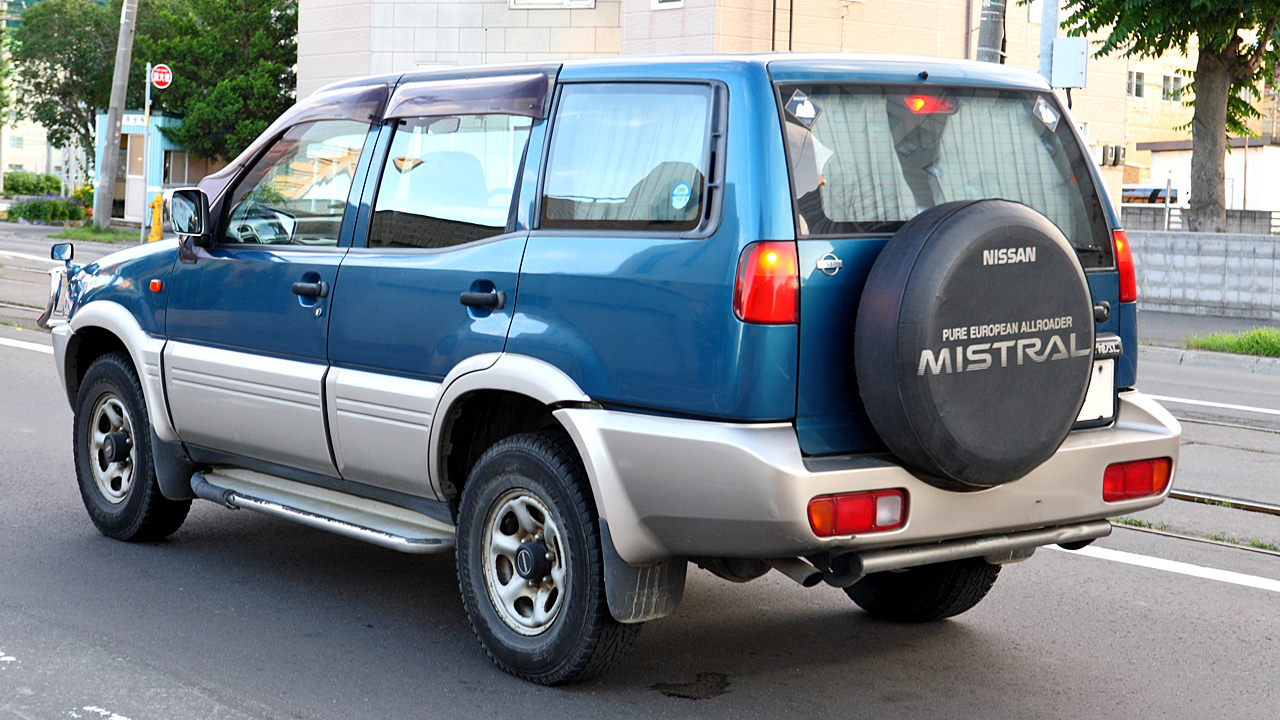 Nissan Mistral: 12 фото