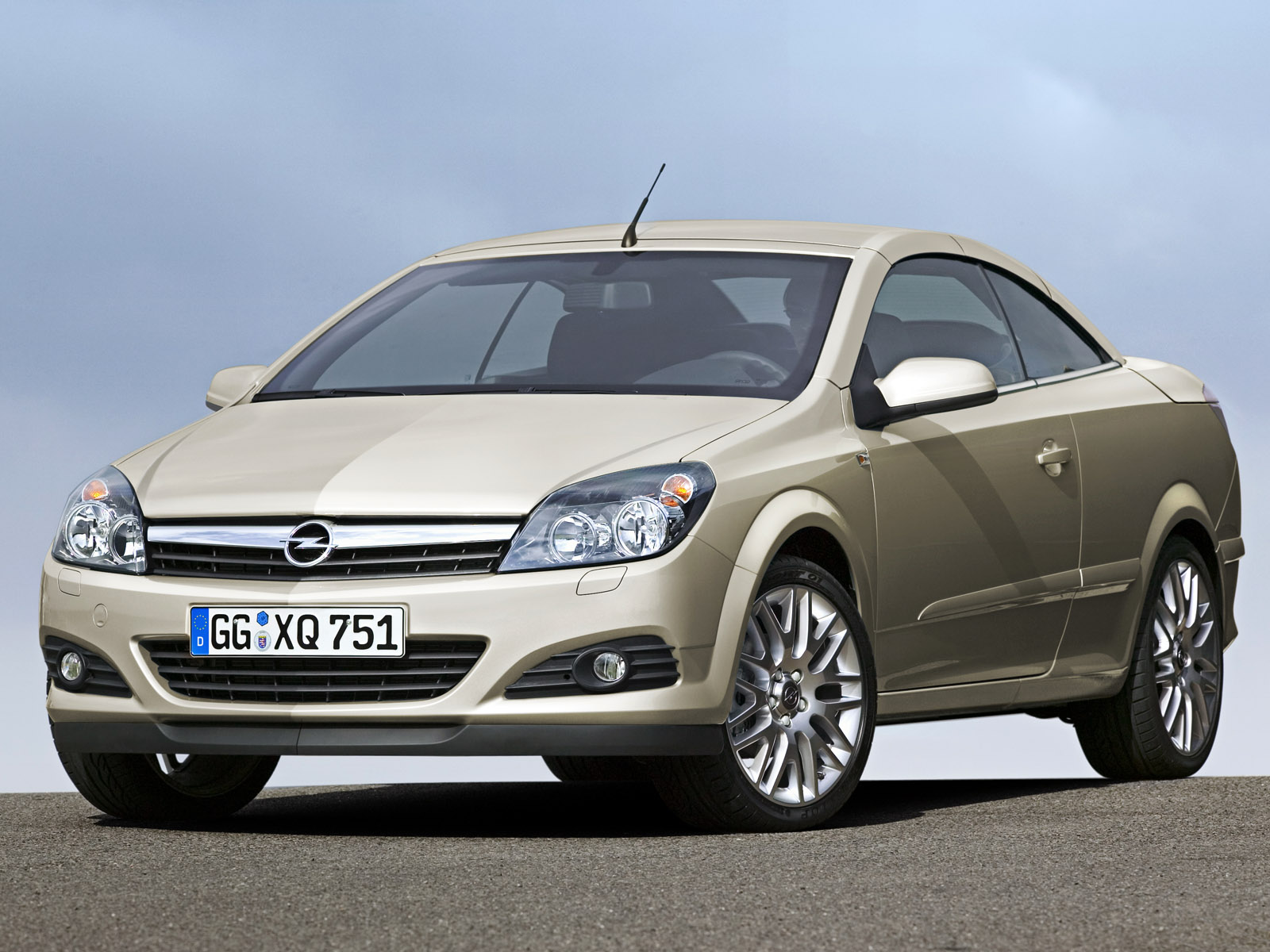 Opel Astra TwinTop: 12 фото