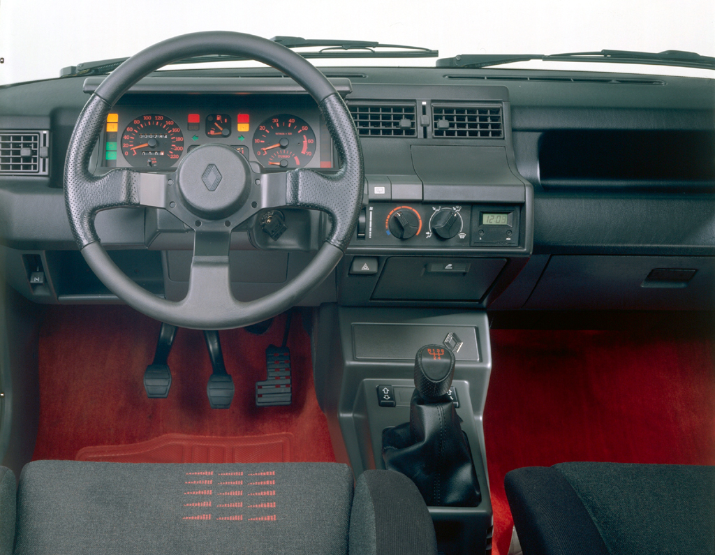 Renault 5 GT Turbo: 6 фото