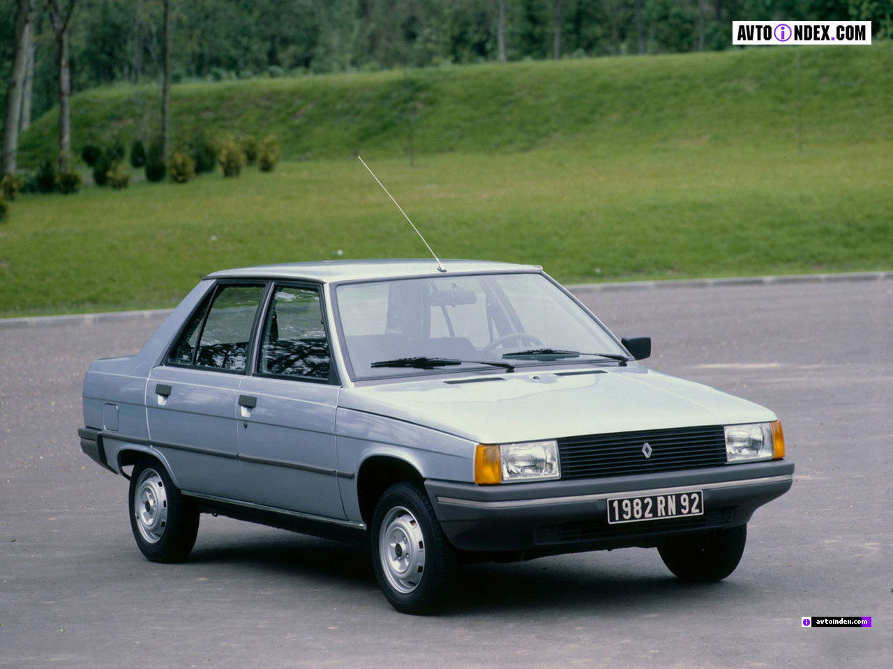 Renault 9: 5 фото