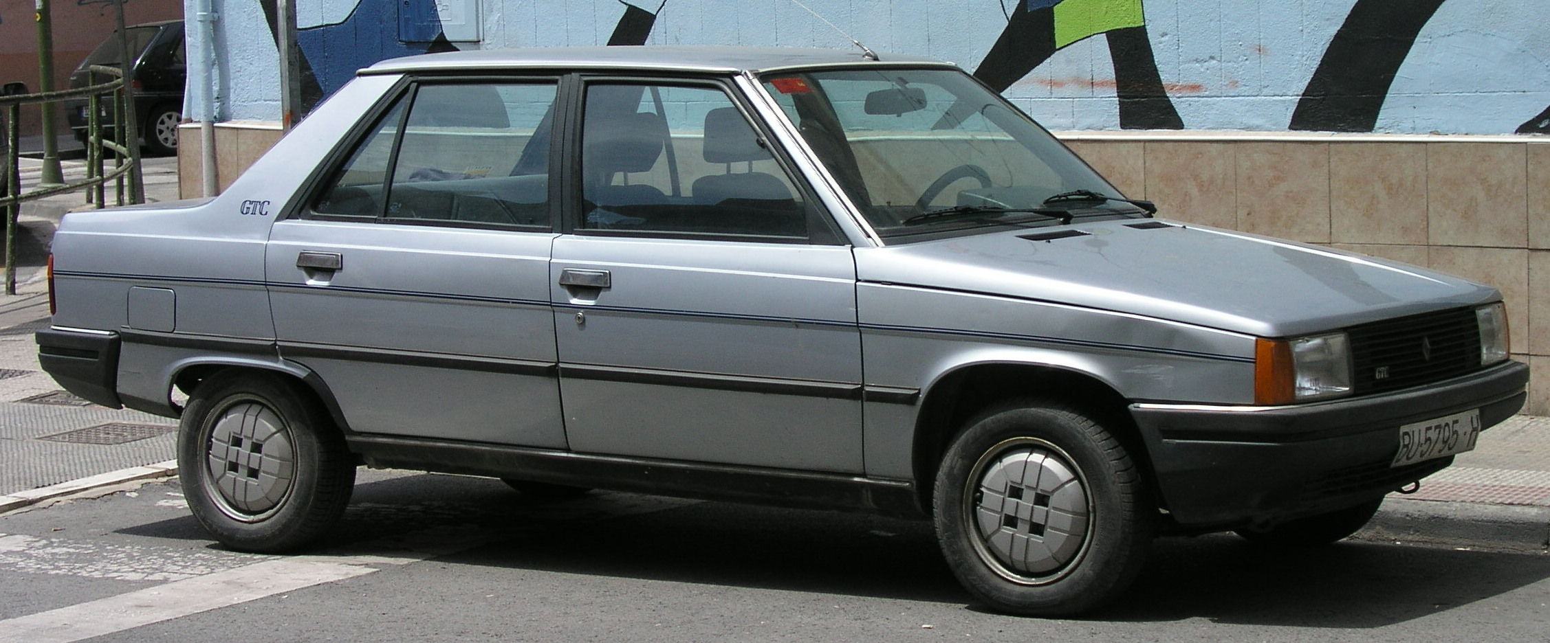 Renault 9: 6 фото