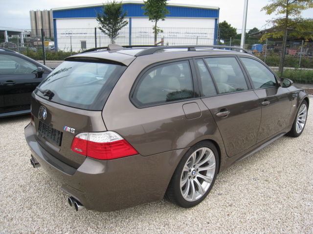 BMW M5 E61: 2 фото