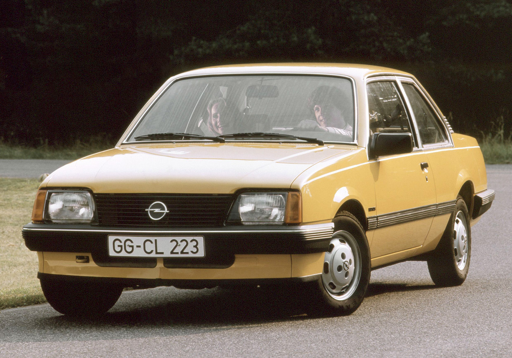 Opel Ascona C: 9 фото