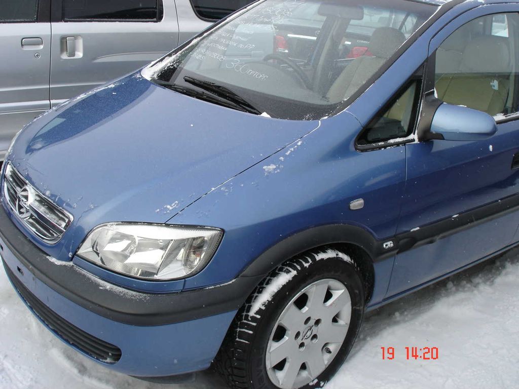 Opel Zafira A: 9 фото