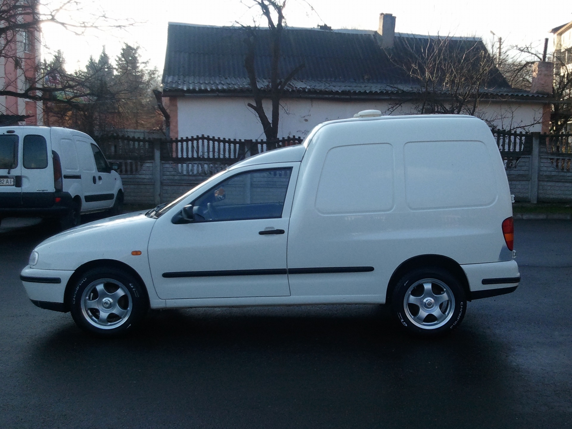 Volkswagen Caddy II: 9 фото
