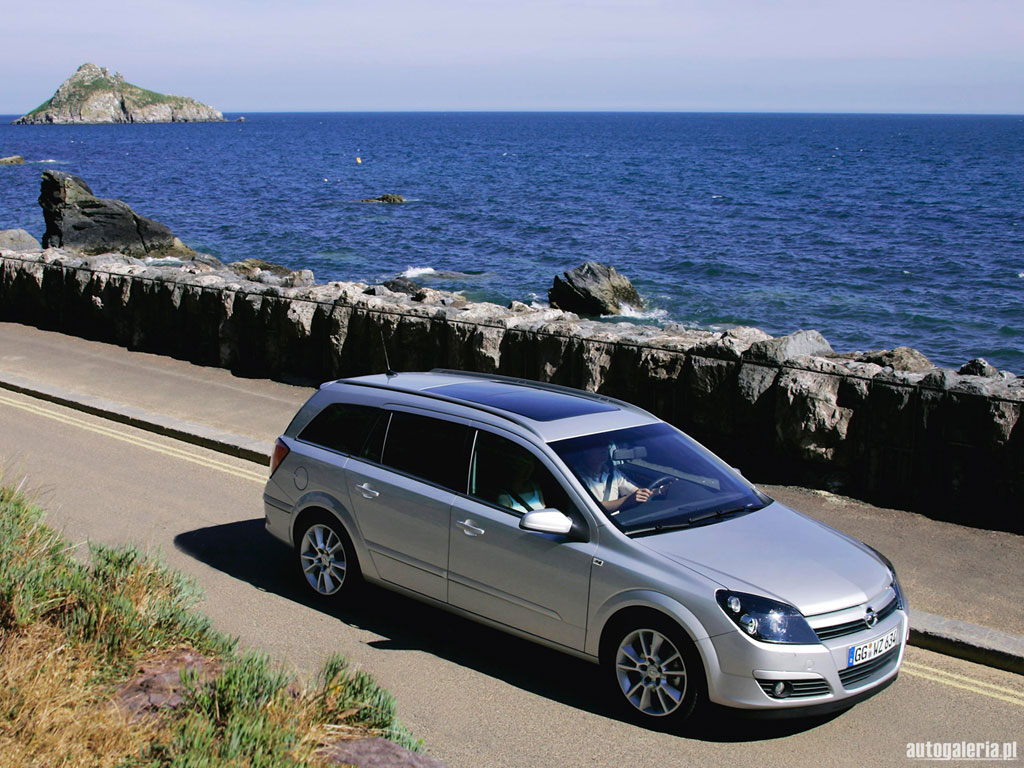 Opel Astra Caravan: 11 фото