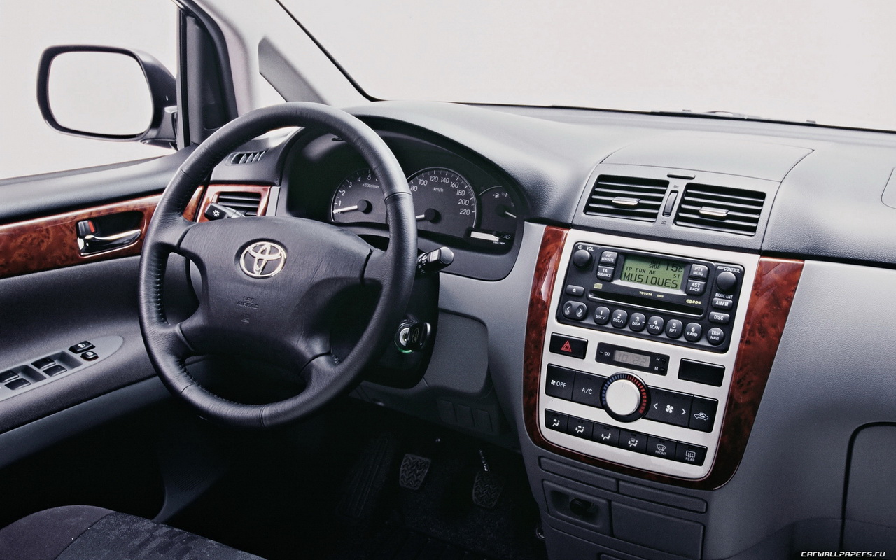 Toyota Avensis Verso: 2 фото