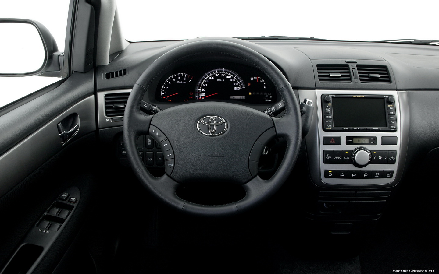 Toyota Avensis Verso: 5 фото