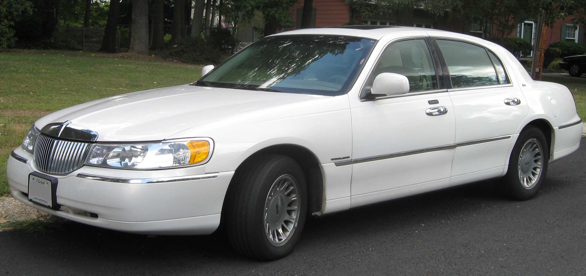 Lincoln Town Car I: 10 фото