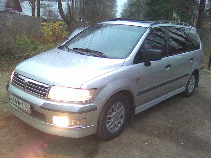 Mitsubishi Space Wagon: 11 фото