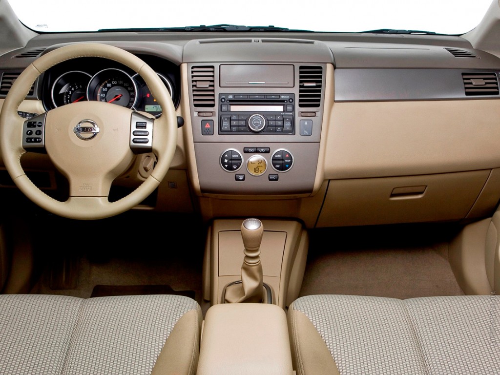 Nissan Tiida Hatchback: 04 фото
