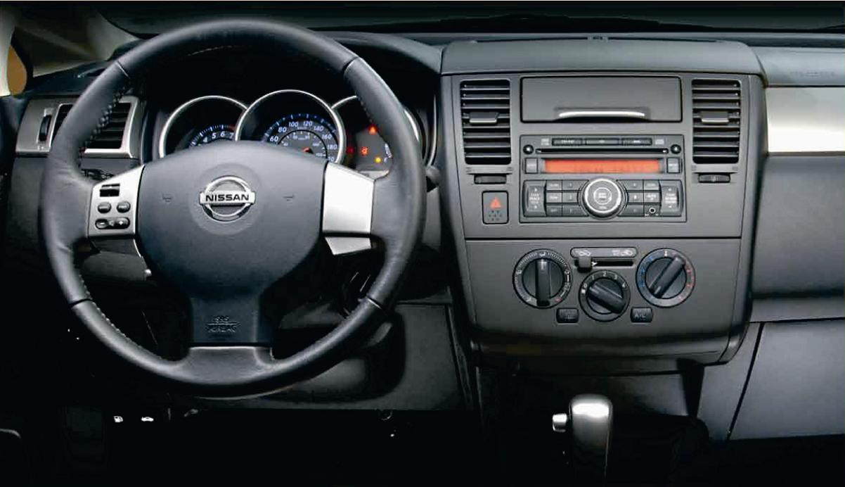 Nissan Tiida Hatchback: 05 фото
