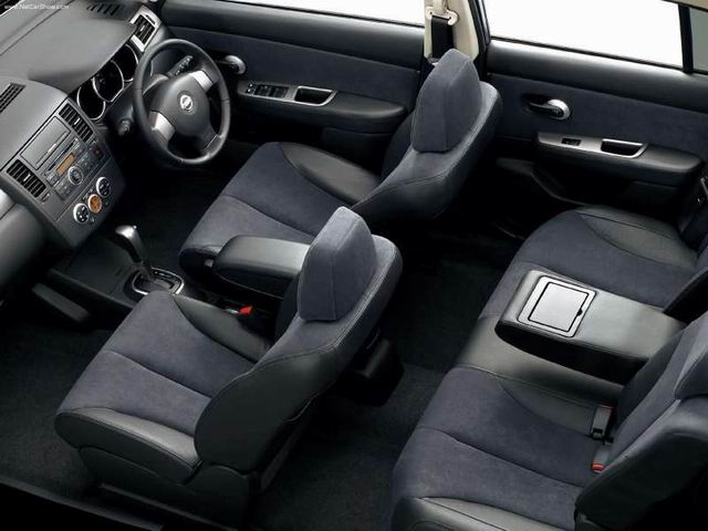 Nissan Tiida Hatchback: 10 фото